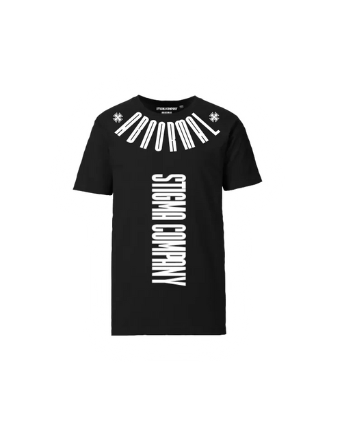 Schwarzes T-Shirt von Stigma Company mit vertikalem „Stigma Company“-Print auf der Front und „Abnormal“-Schriftzug am Kragen
