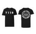 Schwarzes T-Shirt von Stigma Company mit „7118“-Print auf der Brust und großem Rückenmotiv „Stigma Company – Gegen alle Regeln“ mit Schlagring-Grafik
