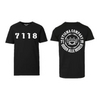 Schwarzes T-Shirt von Stigma Company mit „7118“-Print auf der Brust und großem Rückenmotiv „Stigma Company – Gegen alle Regeln“ mit Schlagring-Grafik