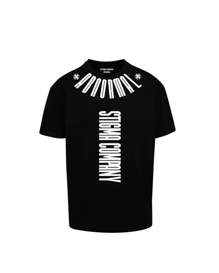 Schwarzes T-Shirt von Stigma Company mit vertikalem „Stigma Company“-Print auf der Front und „Abnormal“-Schriftzug am Kragen