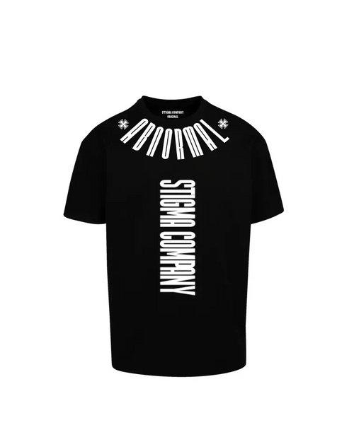 Schwarzes T-Shirt von Stigma Company mit vertikalem „Stigma Company“-Print auf der Front und „Abnormal“-Schriftzug am Kragen