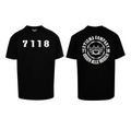 Schwarzes T-Shirt von Stigma Company mit „7118“-Print auf der Brust und großem Rückenmotiv „Stigma Company – Gegen alle Regeln“ mit Schlagring-Grafik