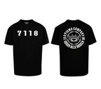 Schwarzes T-Shirt von Stigma Company mit „7118“-Print auf der Brust und großem Rückenmotiv „Stigma Company – Gegen alle Regeln“ mit Schlagring-Grafik