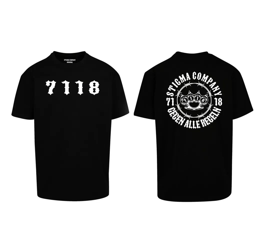 Schwarzes T-Shirt von Stigma Company mit „7118“-Print auf der Brust und großem Rückenmotiv „Stigma Company – Gegen alle Regeln“ mit Schlagring-Grafik